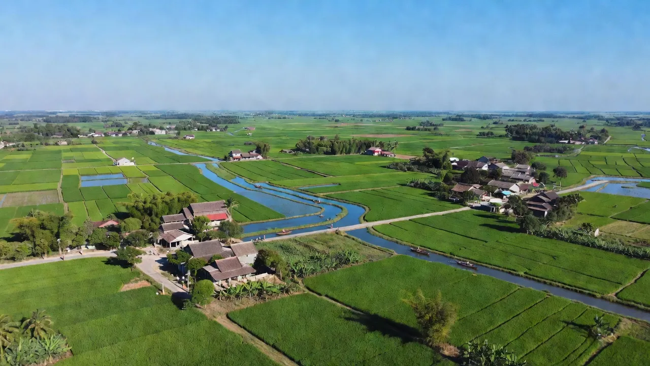 Cảnh đẹp huyện Kiến Xương, Thái Bình với đồng ruộng xanh tươi và hệ thống kênh rạch.
