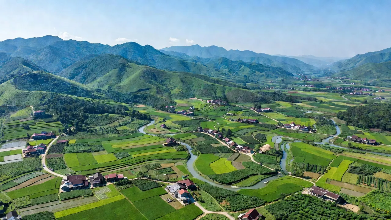 Quang cảnh huyện Đại Từ, Thái Nguyên với núi xanh, ruộng đồng, và bầu trời trong xanh.