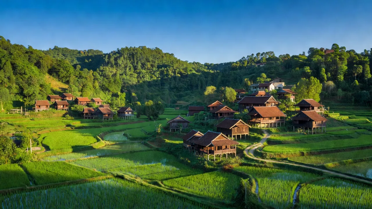 Khung cảnh huyện Phú Bình, Thái Nguyên với ruộng bậc thang và nhà truyền thống Việt Nam.