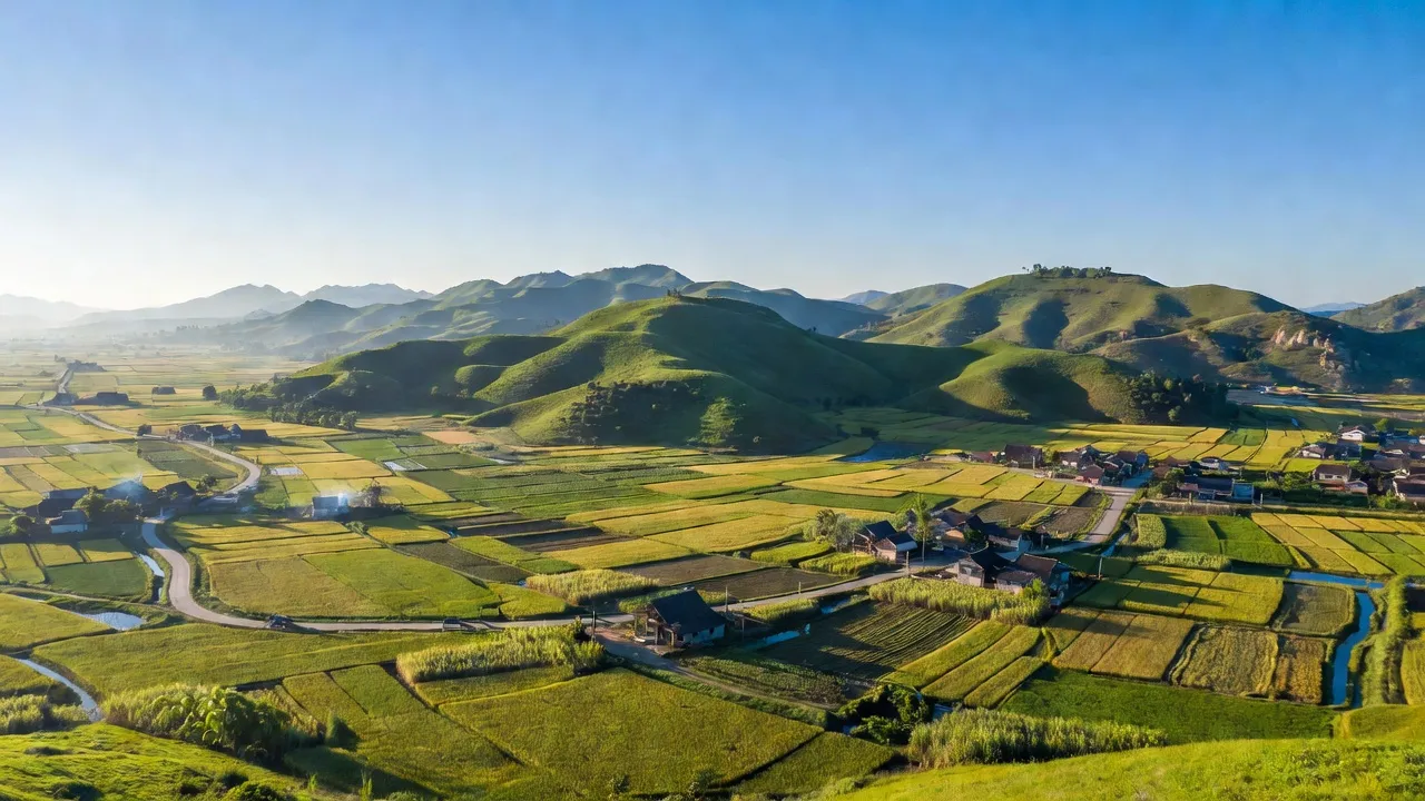 Khung cảnh huyện Triệu Sơn, Thanh Hóa với đồng bằng và đồi núi đẹp mắt.