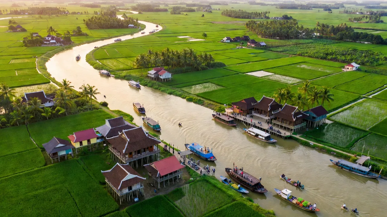 Toàn cảnh huyện Tiểu Cần, Trà Vinh, với cảnh sông Hậu và kiến trúc truyền thống Việt Nam.