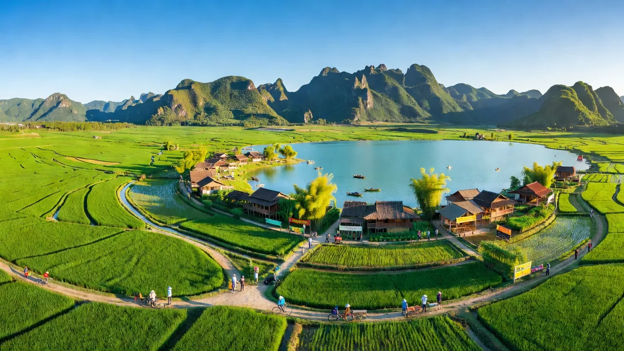 Khung cảnh huyện Yên Bình, Yên Bái với núi non, cánh đồng xanh, và làng bản truyền thống.